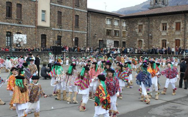 Oñatiko Inauteri Txikia iniciará en Olaitturri su periplo por las calles.