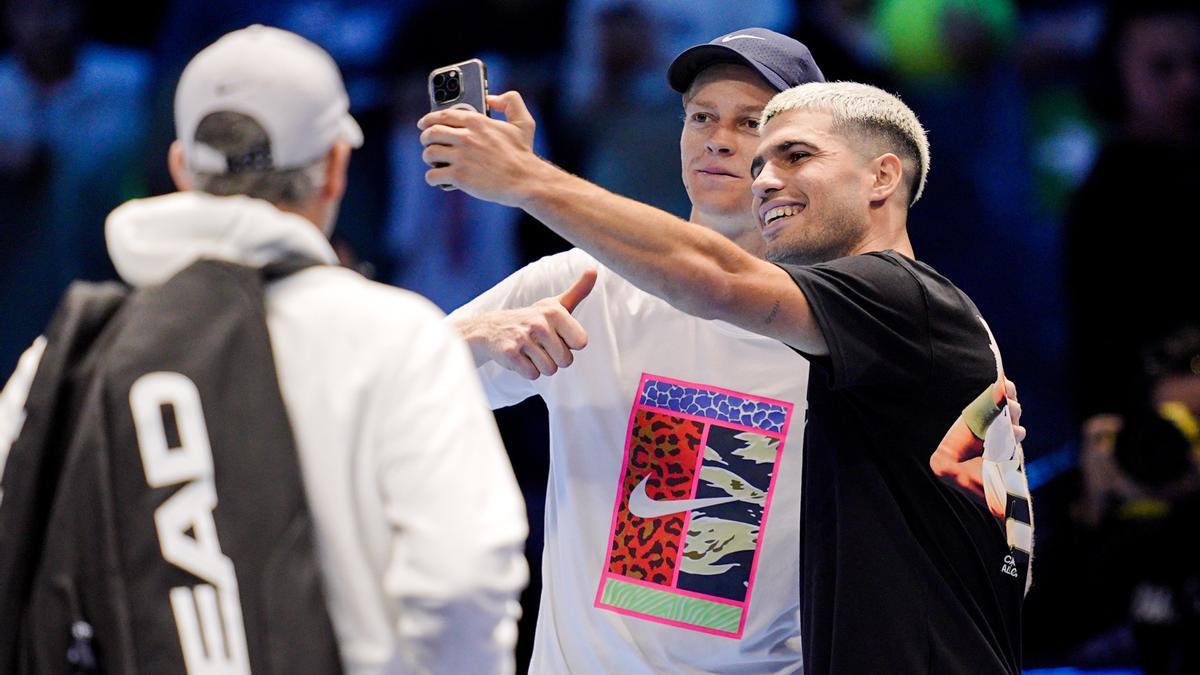 Sinner y Alcaraz se toman una fotografía juntos.