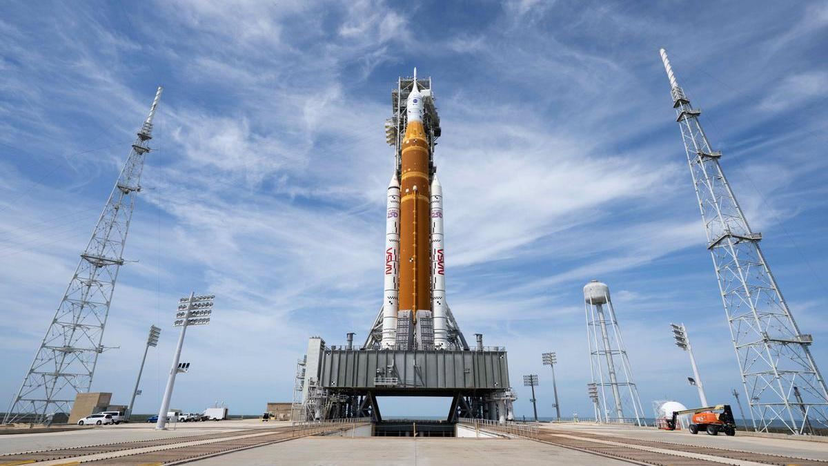 El cohete Space Launch System (SLS) de la NASA, con la cápsula Orion en su parte superior.
