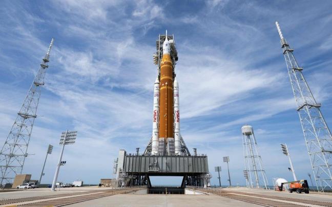 El cohete Space Launch System (SLS) de la NASA, con la cápsula Orion en su parte superior.