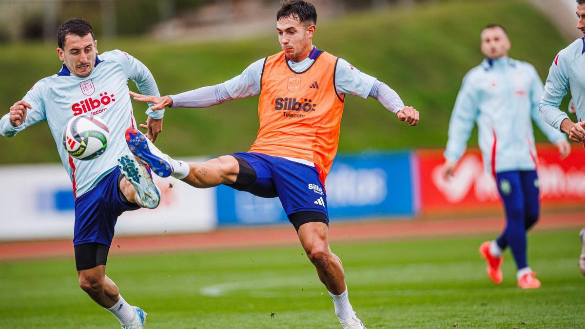 Martin Zubimendi y Mikel Oyarzabal disputan un balón en el entrenamiento de hoy de la selección. / RFEF