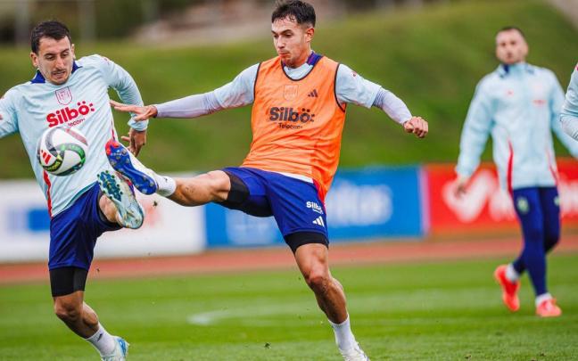 Martin Zubimendi y Mikel Oyarzabal disputan un balón en el entrenamiento de hoy de la selección. / RFEF