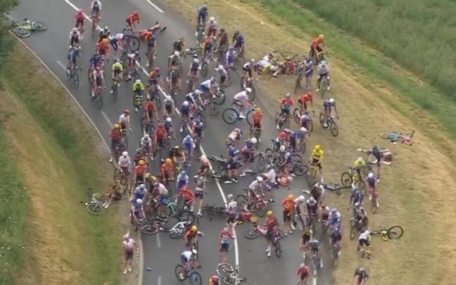 Es la primera gran caída masiva que se produce en la edición de este Tour.