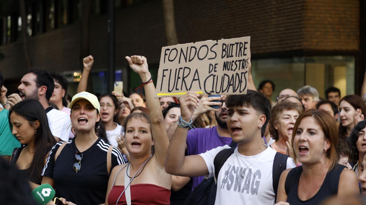 Numerosas personas se concentraron en apoyo a Maricarmen