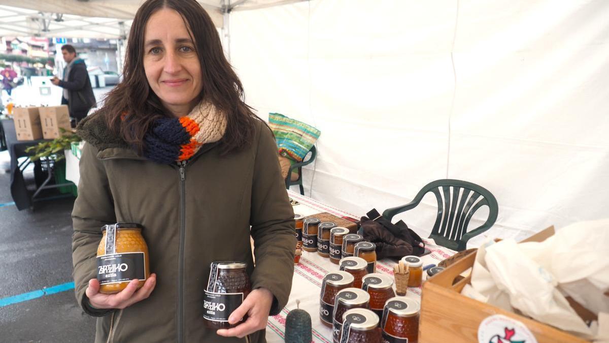 Nagore Dorronsoro con dos de los tipos de miel que comercializan bajo la marca Zortziko.