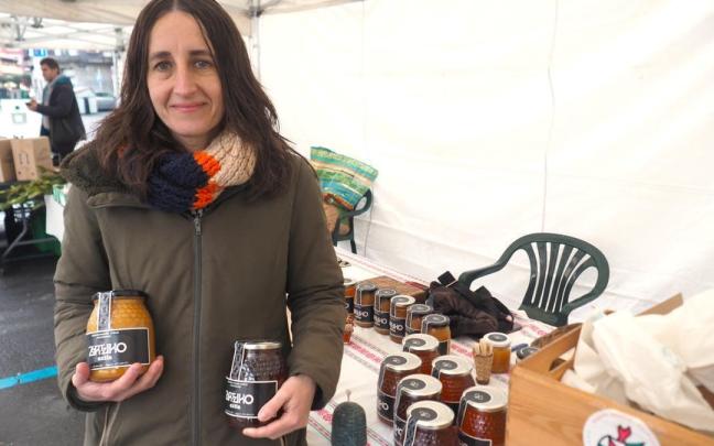 Nagore Dorronsoro con dos de los tipos de miel que comercializan bajo la marca Zortziko.