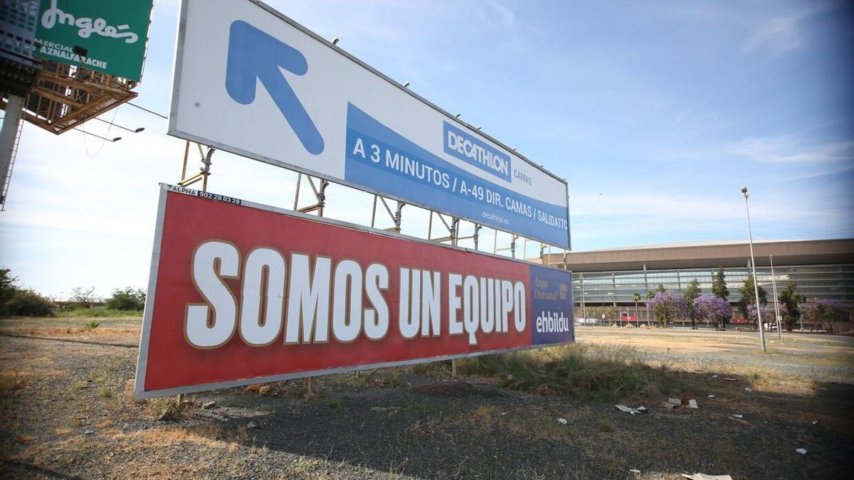 Otra de las vallas de EH Bildu en las inmediaciones de La Cartuja.