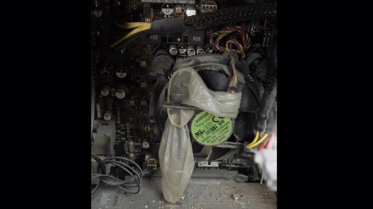 El interior del ordenador, con el preservativo enrollado en el ventilador.