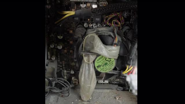 El interior del ordenador, con el preservativo enrollado en el ventilador. / TikTok ( fast_byte_informatica) El interior del ordenador, con el preservativo enrollado en el ventilador.