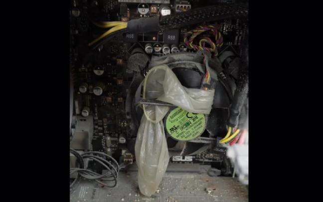 El interior del ordenador, con el preservativo enrollado en el ventilador. / TikTok ( fast_byte_informatica) El interior del ordenador, con el preservativo enrollado en el ventilador.