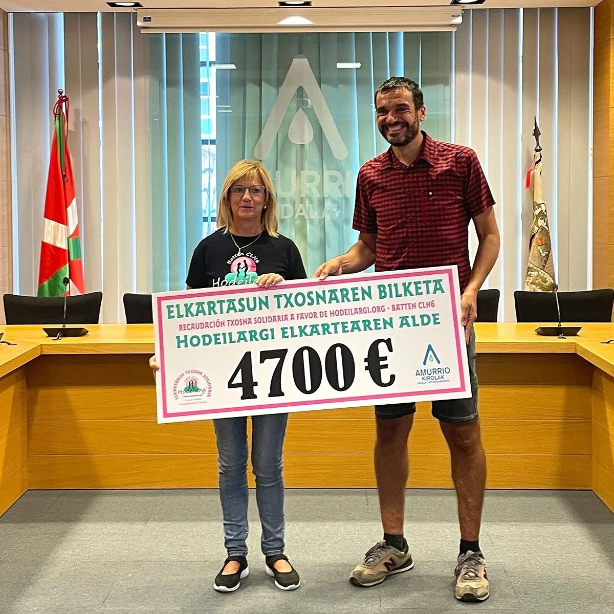 Entrega del cheque recaudacion txosna solidaria fiestas 2024 a la asociación Hodeilargi