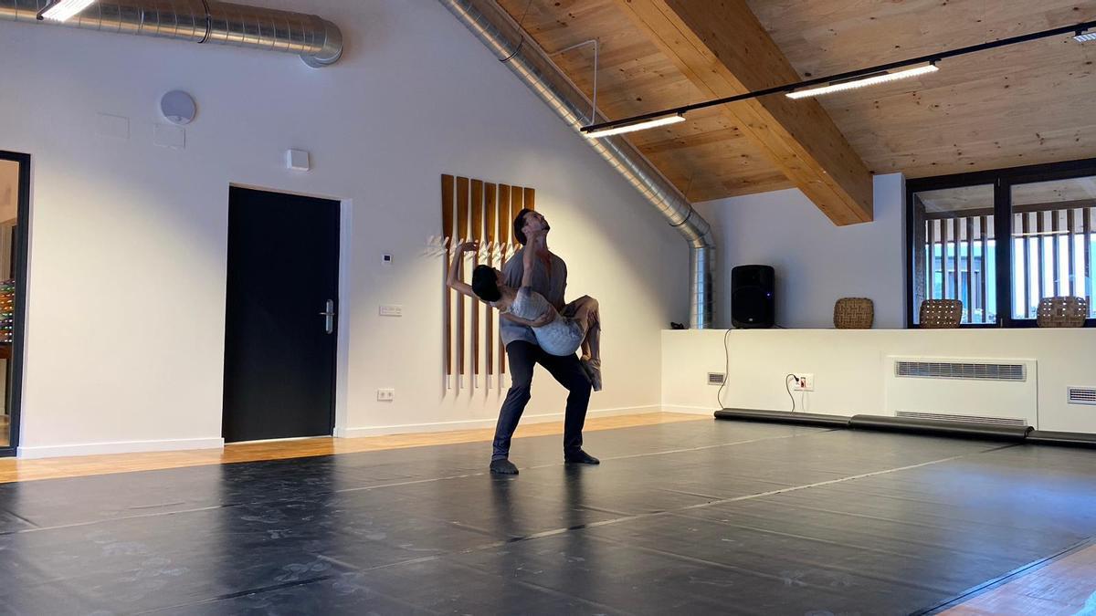 Lucia Lacarra y Matthew Golding bailando en la inauguración del nuevo espacio cultural de Zumaia