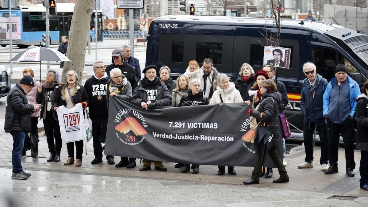 Decenas de personas protestan a las puertas de los juzgados de Plaza Castilla contra la gestión en las residencias de la Comunidad de Madrid durante el covid.