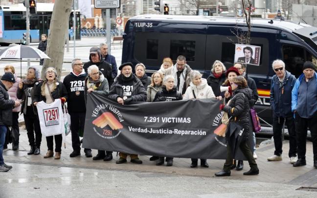 Decenas de personas protestan a las puertas de los juzgados de Plaza Castilla contra la gestión en las residencias de la Comunidad de Madrid durante el covid.