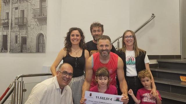 Entrega del cheque en Oion a Fundación Hodeilargi