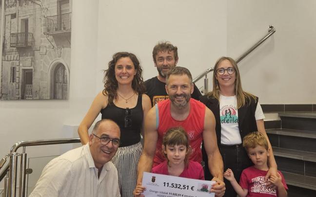 Entrega del cheque en Oion a Fundación Hodeilargi