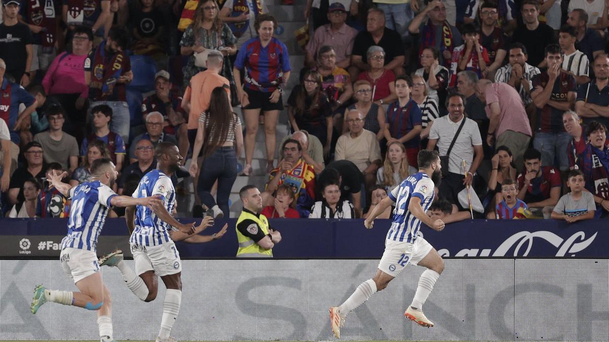 Asier Villalibre celebra su gol de penalti