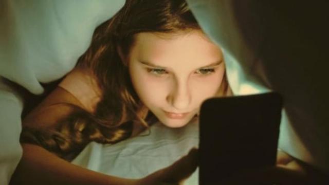 Imagen de una campaña de sensibilización contra el uso abusivo de móviles por parte de menores