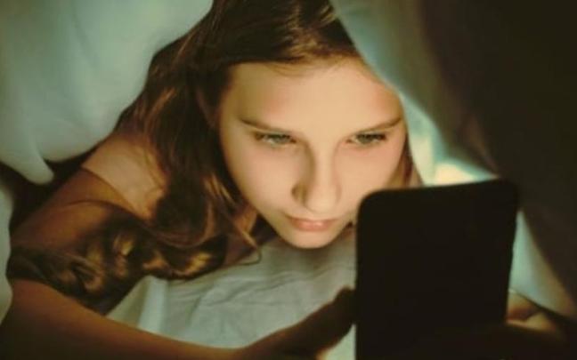 Imagen de una campaña de sensibilización contra el uso abusivo de móviles por parte de menores