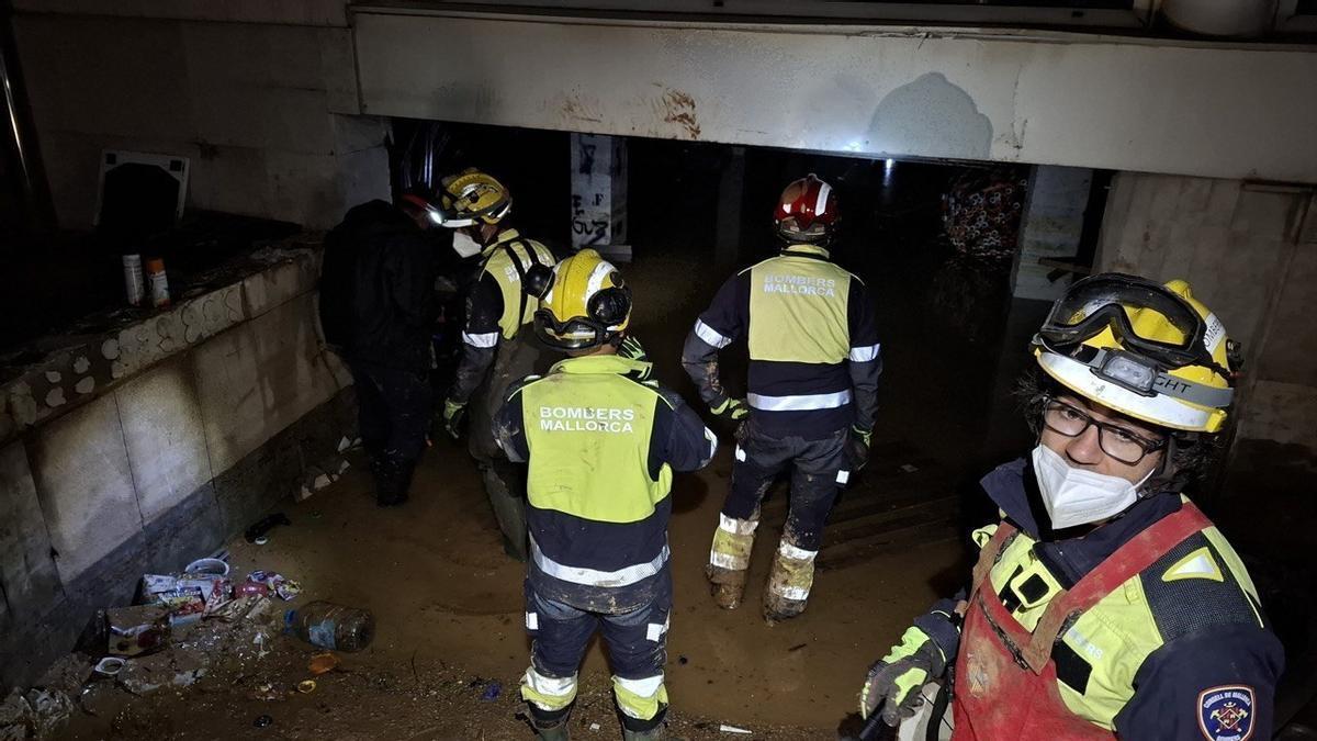 Bomberos participando en las tareas de limpieza afectada por la DANA.