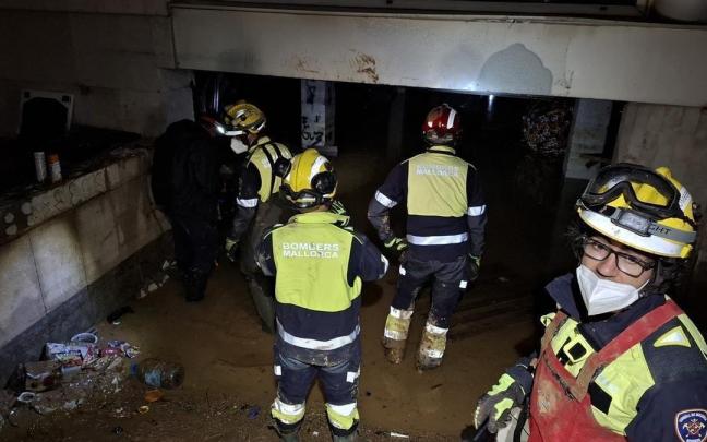 Bomberos participando en las tareas de limpieza afectada por la DANA.