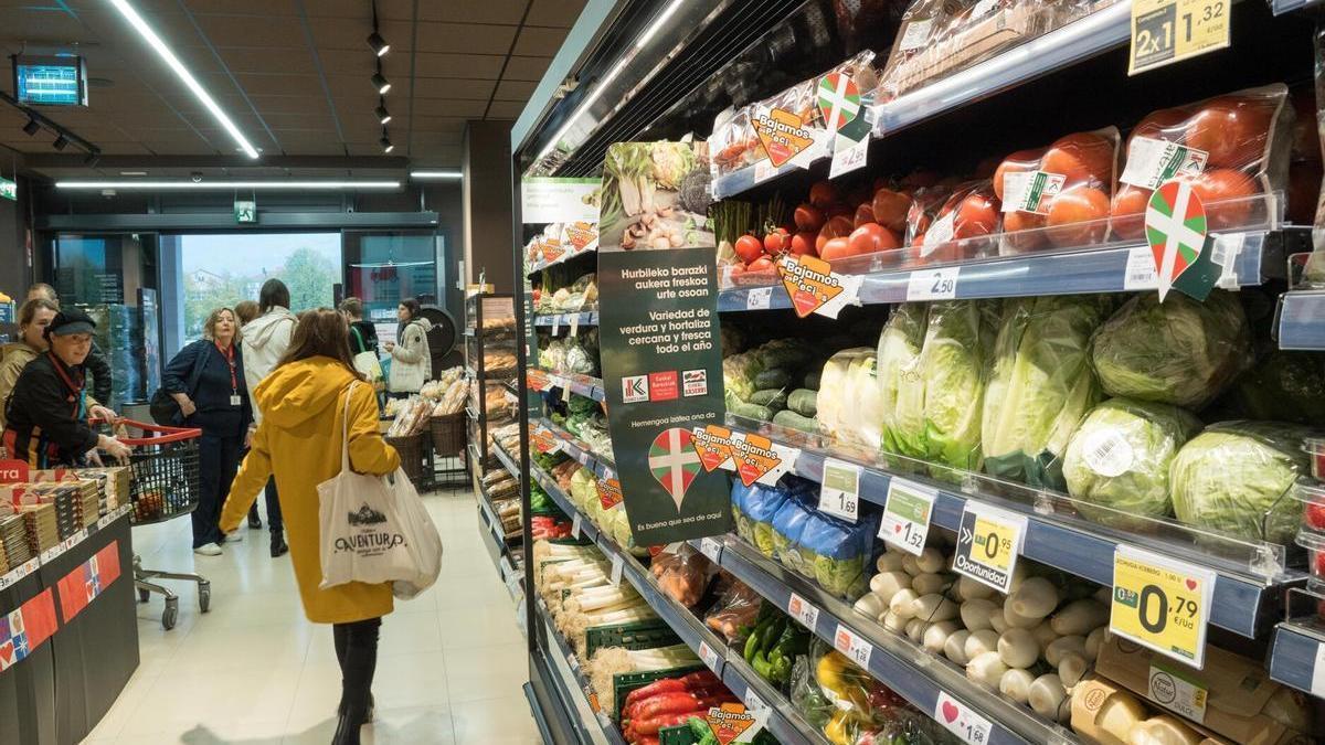 Varias personas hacen la compra en un supermercado.