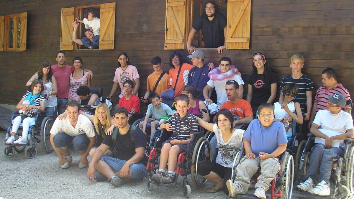 Foto de grupo de los participantes en el programa de vacaciones de verano de Aspace Navarra, en el embalse de Alloz en 2010.