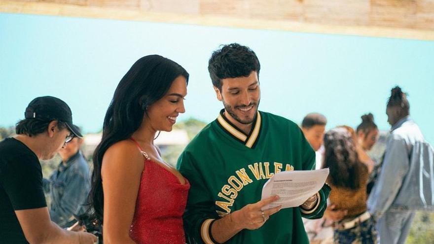 El cantante Sebastián Yatra junto a Georgina Rodríguez, protagonista de su videoclip 'Energía Bacana'