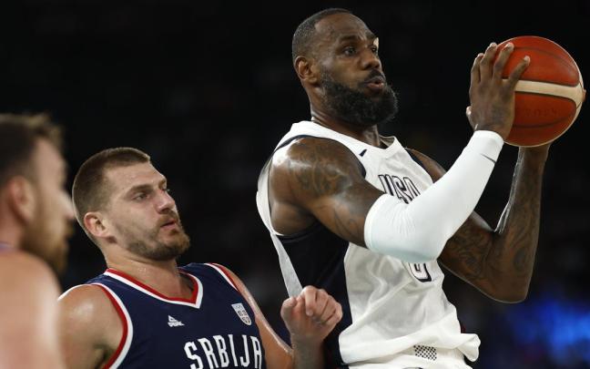 Lebron James trata de anotar una canasta ante el serbio Jokic.