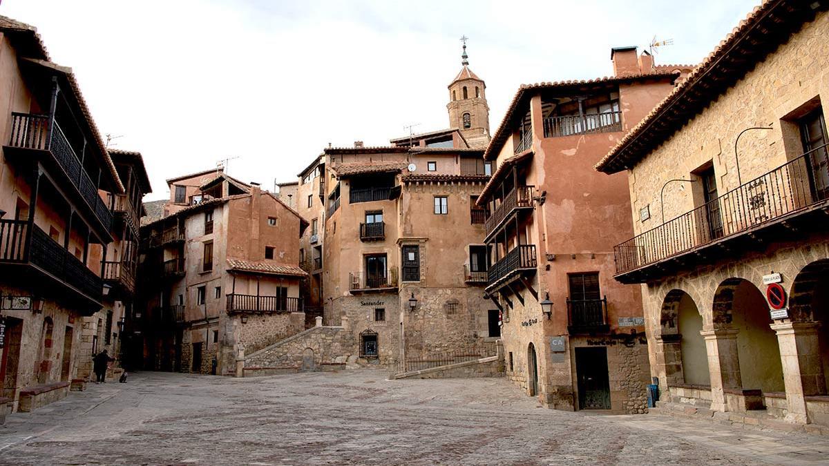La plaza Mayor con sus fachadas rojizas y balcones de madera.