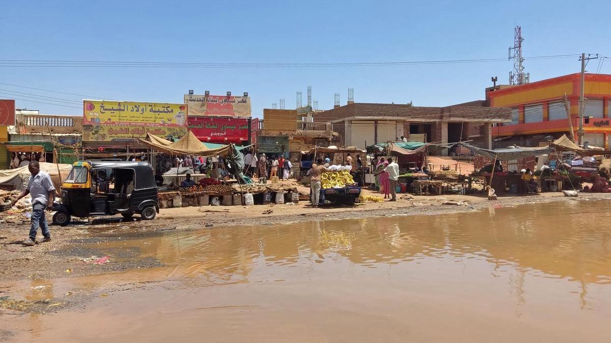 Varias personas compran en un mercado en el sur de Jartum.