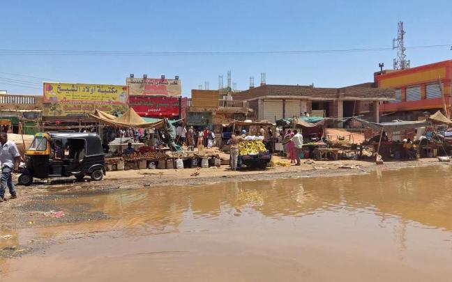 Varias personas compran en un mercado en el sur de Jartum.
