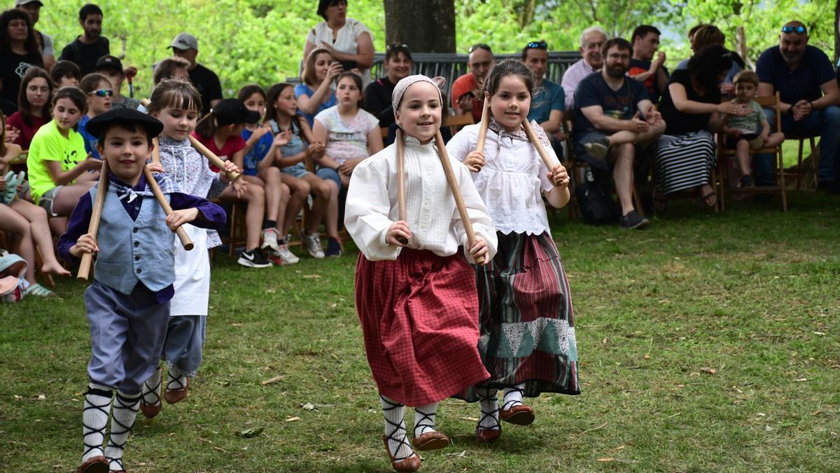 Dantzaris de Leizarra Musika Eskola durante su exhibición en una pasada edición de la romería.