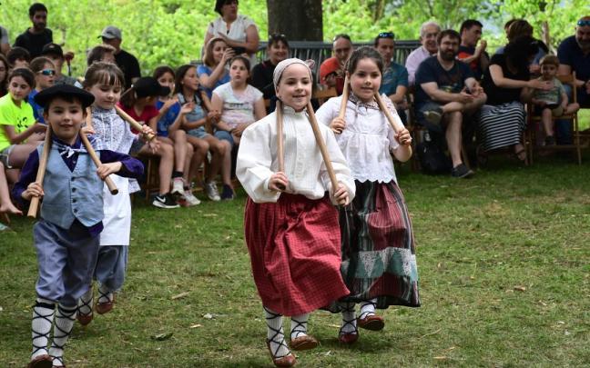 Dantzaris de Leizarra Musika Eskola durante su exhibición en una pasada edición de la romería.