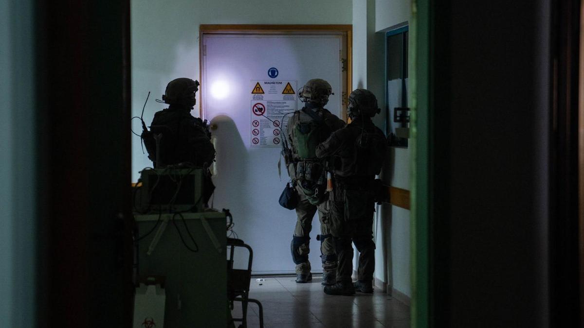 Soldados israelíes en el hospital Al Shifa, en Gaza.
