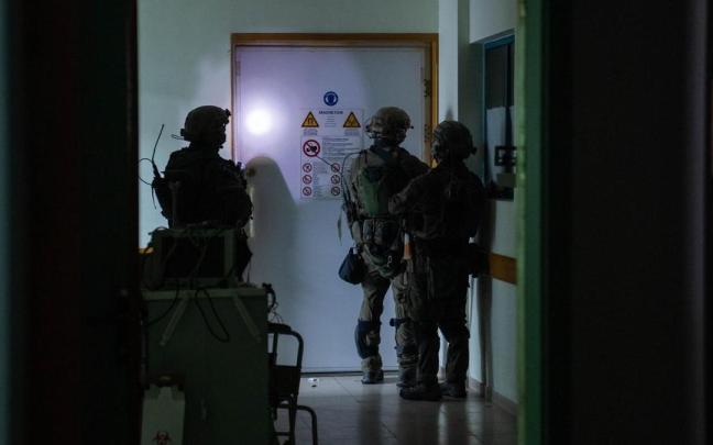 Soldados israelíes en el hospital Al Shifa, en Gaza. Soldados israelíes en el hospital Al Shifa, en Gaza.