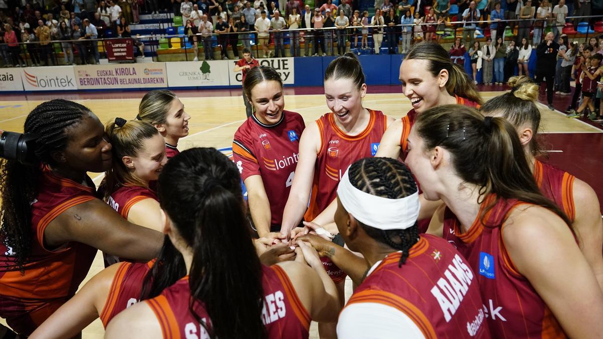 Las jugadoras gernikarras celebran uno de sus éxitos vividos esta pasada temporada en Maloste. / MIGUEL ACERA