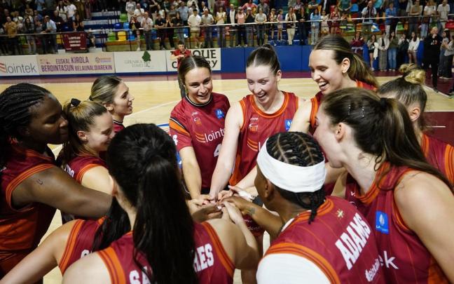 Las jugadoras gernikarras celebran uno de sus éxitos vividos esta pasada temporada en Maloste. / MIGUEL ACERA