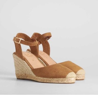 Cuñas en antelina de color cámel.