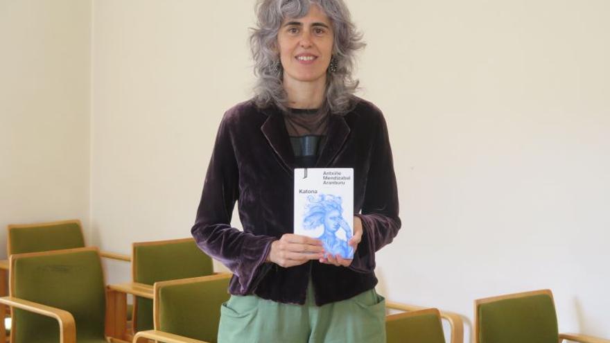 Antxiñe Mendizabal idazle zumarragarra, liburuarekin.