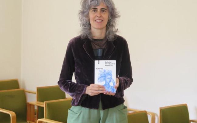 Antxiñe Mendizabal idazle zumarragarra, liburuarekin.