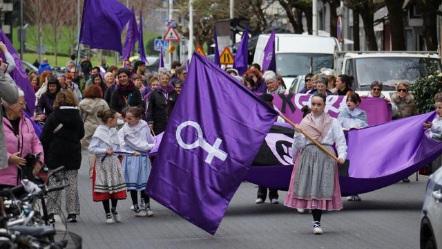 Una marcha feminista por Trintxerpe.