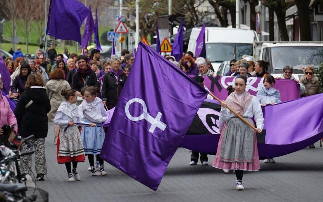 Una marcha feminista por Trintxerpe.