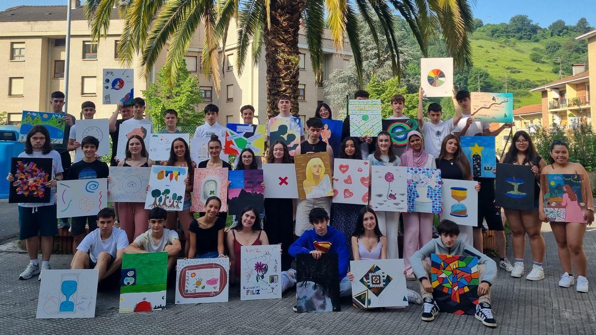 Alumnado de La Milagrosa de Laudio mostrando sus obras