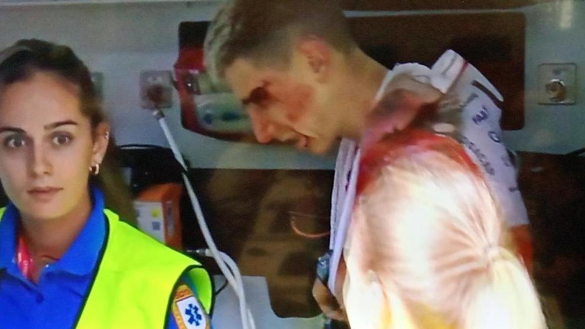 Pogacar, dentro de la ambulancia.