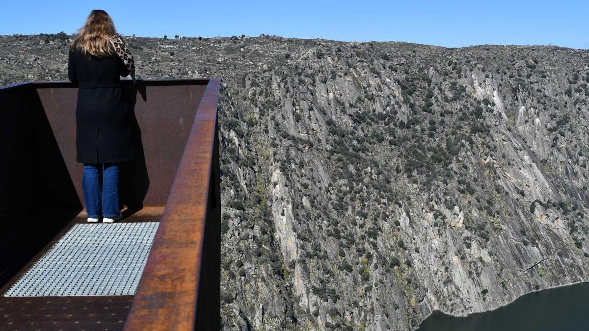 Una mujer contempla las escarpadas paredes del cañón del Duero.