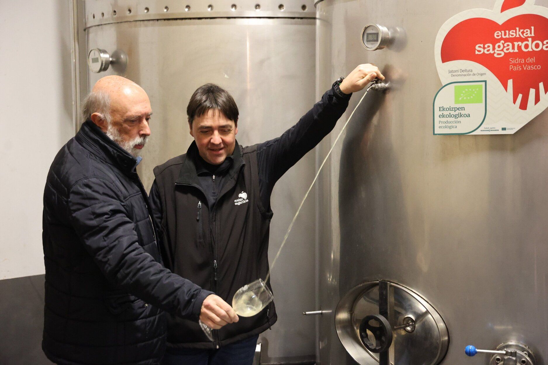 Inauguración de la temporada de txotx. Haritz Eguren y el forense Paco Etxeberria, nombrado embajador de la sidra de Goierri durante este año.