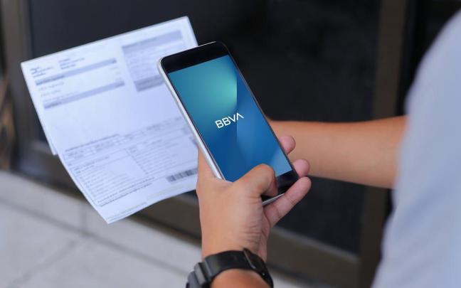 Una persona utilizando la app de BBVA Una persona utilizando la app de BBVA