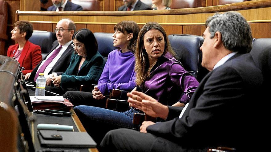 Los ministros Irene Montero y José Luis Escrivá hablan durante un pleno del Congreso. | FOTO: E.P.