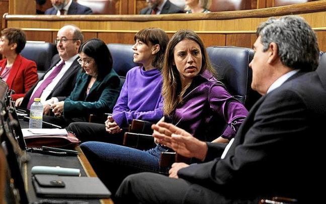Los ministros Irene Montero y José Luis Escrivá hablan durante un pleno del Congreso. | FOTO: E.P. Los ministros Irene Montero y José Luis Escrivá hablan durante un pleno del Congreso. | FOTO: E.P.